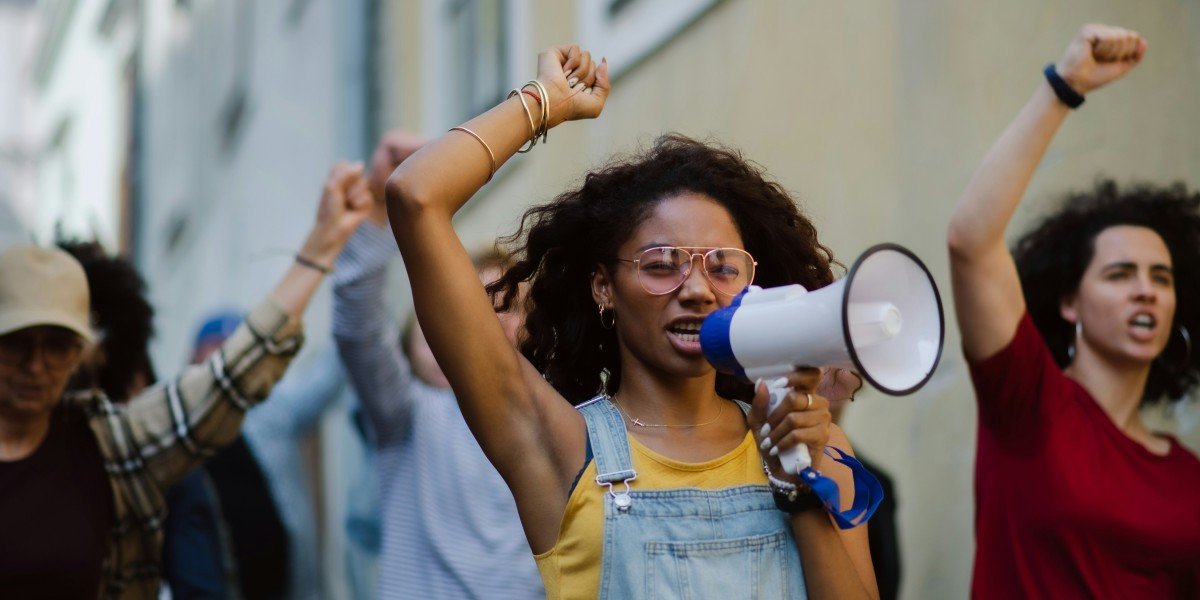 Chicago Starbucks Workers Walk Out on Red Cup Day (2)